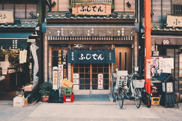 En gate med japanske butikker