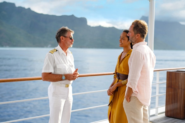 Kaptein Jean-Philippe Lemaire møter gjester om bord på cruiseskipet