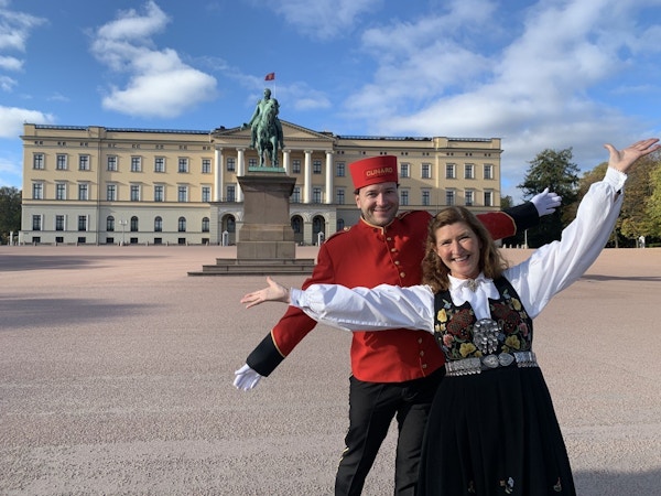 Cathrine og Johan i Cunard-uniform foran Slottet