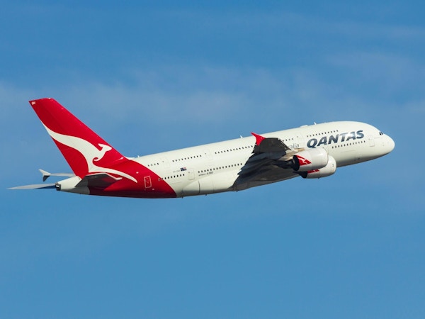 Et Qantas fly mot blå himmel