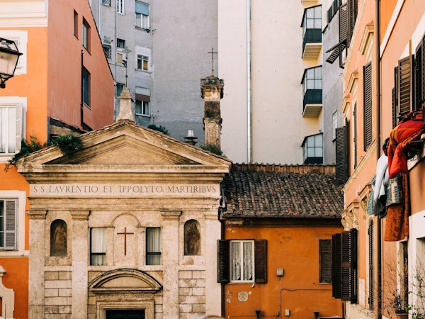 Vakre farger og gamle bygninger i Roma