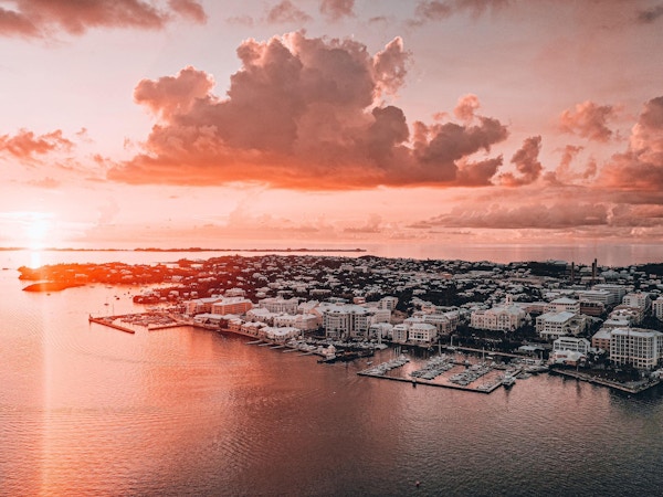 Solnedgang over byen Hamilton i Bermuda