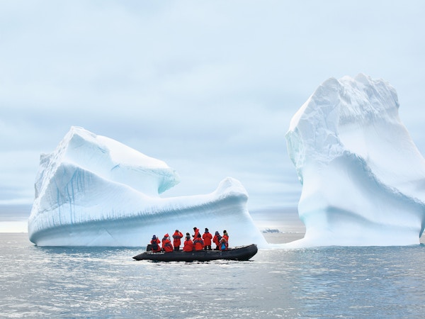 Zodiac-cruise blant isfjellene, Antarktis.