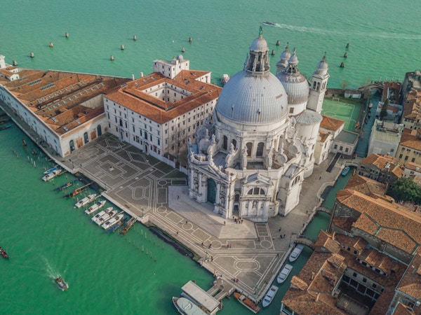 Luftfoto av Basilica di Santa Maria della Salute i Venezia