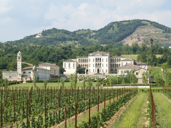 "Vakre Villa Rinaldi Barbini nær Asolo (Veneto, Italia). Villaen er et eksempel på en venetiansk villa fra det syttende århundre i stil med palladisk arkitektur. Villaen ligger i et idyllisk landskap med vingårder."