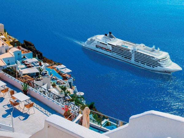 På cruise med Silversea i Middelhavet utenfor Santorini, Hellas