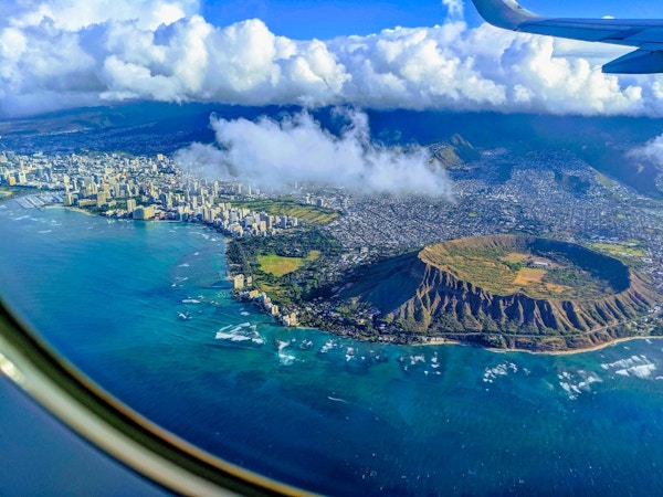 Utsikt fra flyvindu over Honolulu