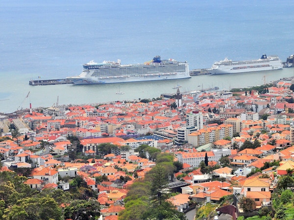 To cruiseskip ligger til havn i Funchal