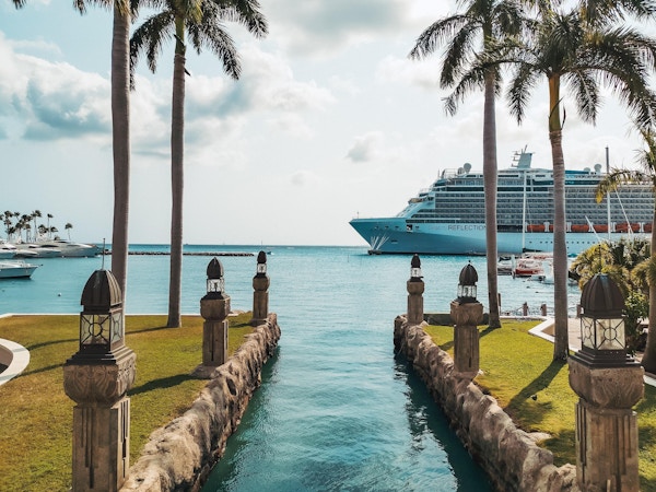 Skipet Celebrity Reflection ligger i havn på Aruba