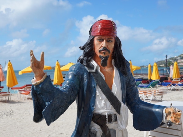 Pirat-statue på stranda.