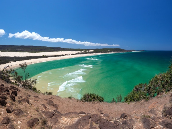 Panoramautsikt fra Indian Head over stranden ved Fraser Island og havet utenfor