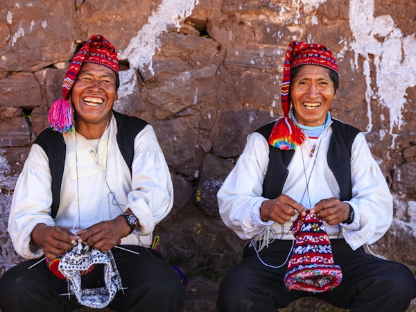 Taquile er en øy på den peruanske siden av Titicacasjøen 45 km offshore fra byen Puno. Rundt 1700 mennesker bor på øya, som er 5,5 x1,6 km i størrelse (maksimale målinger), med et område på 5,72 km2. Øyens høyeste punkt ligger 4050 moh. og hovedlandsbyen ligger på 3950 moh. Innbyggerne, kjent som Taquilenos, er sørlige Quechua-snakkende. Taquilenos driver sitt samfunn basert på felleskollektivisme og på Inka-moralkoden ama sua, ama llulla, ama qhilla, (Quechua for "ikke stjele, ikke løgn, ikke vær lat"). Øya er delt inn i seks sektorer eller suyus for vekstrotasjonsformål. Økonomien er basert på fiske, terrasserte hagebruk basert på potetdyrking,og turistgenererte inntekter fra de rundt 40 000 turistene som besøker hvert år.Tacilenos er kjent for sine fine håndvevde tekstiler og klær, som blir sett på som blant den høyeste kvaliteten kunsthåndverk i Peru. Alle på øya - barn, kvinner og menn - spinner og vever.