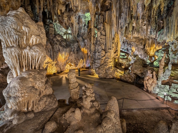 Geologiske formasjoner i den berømte Nerja-hulen, Andalusia, Spania
