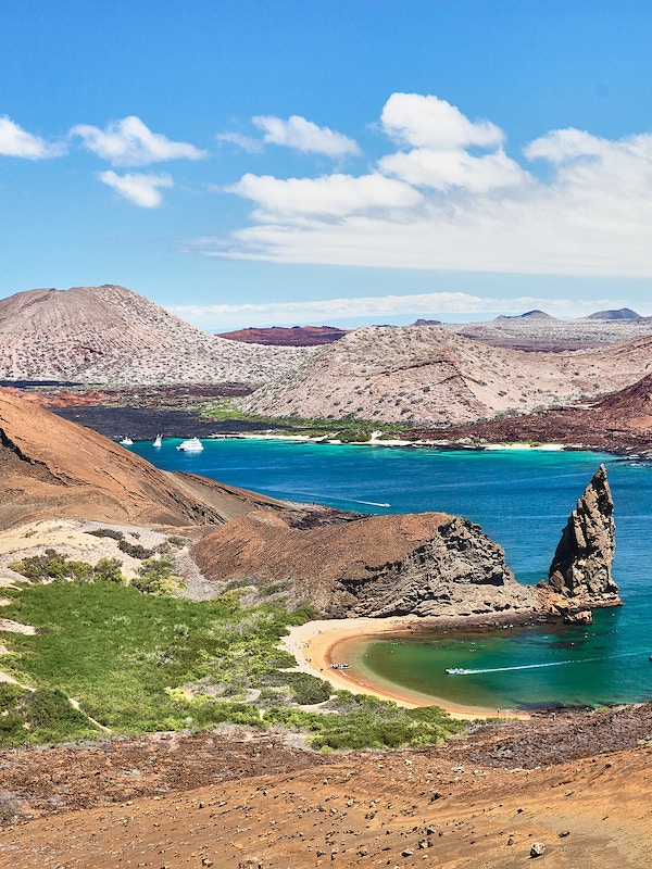 Utsikt over Playa Dorada og Pinnacle Rock, Bartolomé, Galapagos.