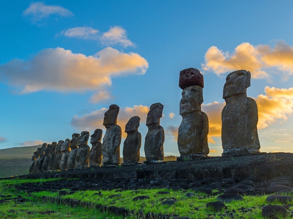 Solen skinner ved soloppgang på de femten Moai- statuene på Påskeøya i Stillehavet, Chile.