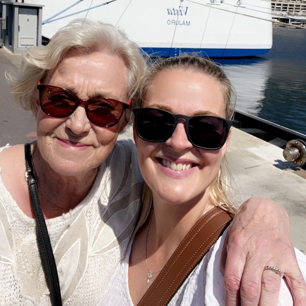 To kvinner foran et cruiseskip