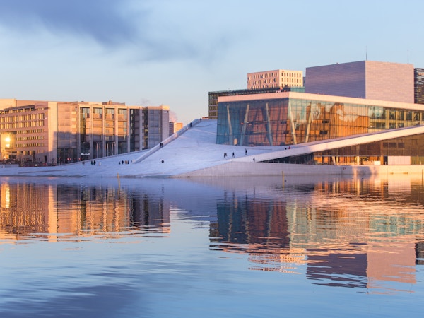Bybildet i Oslo, Norge. Det nye operahuset i Oslo til høyre. Det nye forretningsområdet er bygget over en 10-års periode og skyskraperne kalles "barcode".