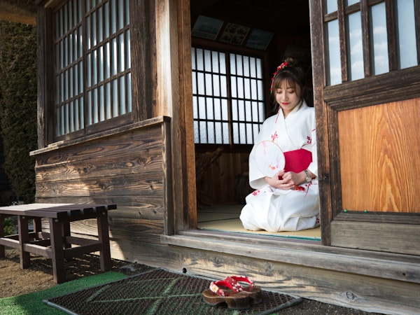 Japansk kvinne i ryokan