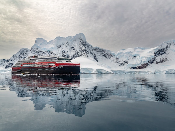 Ekspedisjonsskip i Antarktis