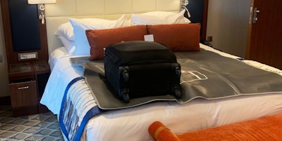 Kofferten bærer og ligger på suiten når du kommer inn.