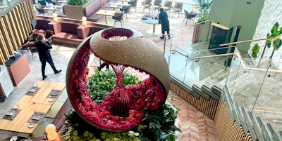 Restaurant på cruiseskip med blomstrende dekor.