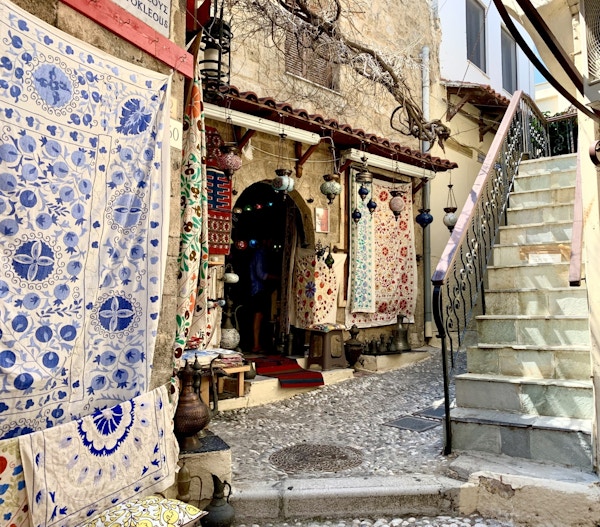 Butikk med tepper og en trapp i gamleby.