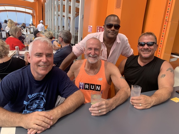 Fire menn i baren.