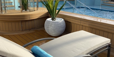 Solstol ved bassengkant på cruiseskip.