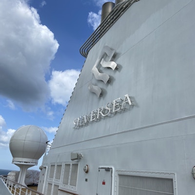 Siden på cruiseskip med Silversea-logo