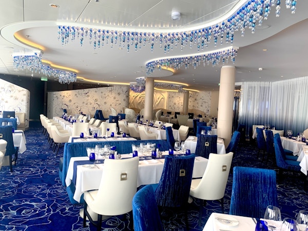 Interiør av restaurant med blått og hvitt.