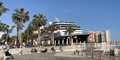 Cruiseskip til kai i Malaga med palmer.