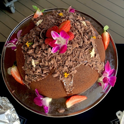 Nydelig dekorert sjokoladekake.
