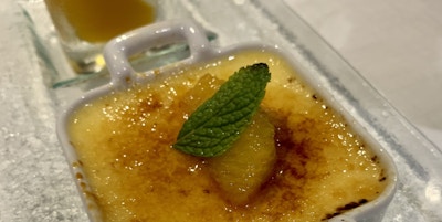 Nærbilde av crème brûlée.