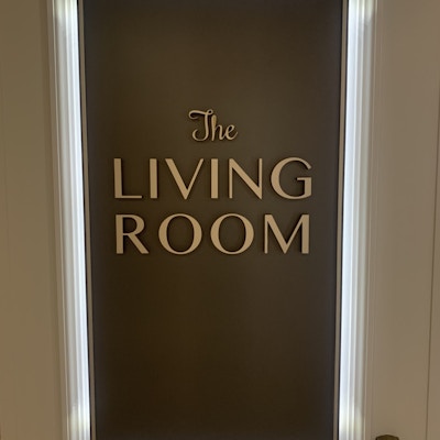 Skilt inn til "The Living Roome"