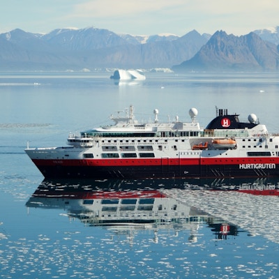 Skipet MS Fram på seilas i havet utenfor fjellene på Grønland
