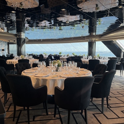 Vakkert dekkede bord med førsteklasses havutsikt på et cruiseskip