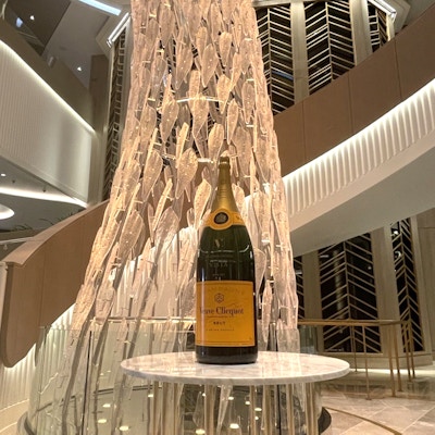 Champagneflaske og lysinstallasjon i lobby