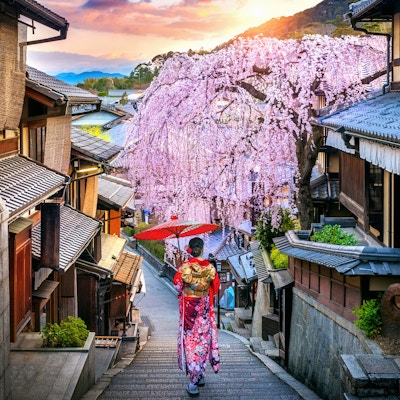 Kvinne som bærer japansk tradisjonell kimono som går i det historiske Higashiyama-distriktet, Kyoto i Japan.