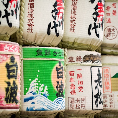Japansk saki innpakket i strie med japanske tegn