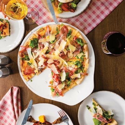 Næbilde av italiensk mat og pizza.