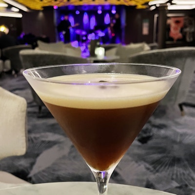 En perfekt Espresso Martini i baren om bord på Splendor