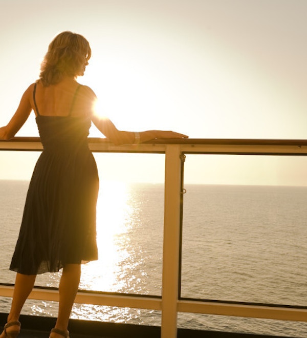 kvinne som står ved rekkverket, ser på solnedgangen, Solstice Class, SL, ombord eller om bord, aktiviteter, Karoo-annonsering