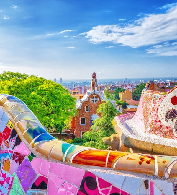 Barcelona, Spania. Nydelig fargerik utsikt over Park Guell - skapelsen av den store arkitekten Antonio Gaudi. UNESCOs verdensarvliste.