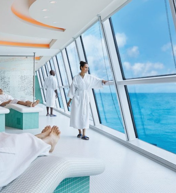 Spa på cruiseskip med store vinduer ut mot havet.
