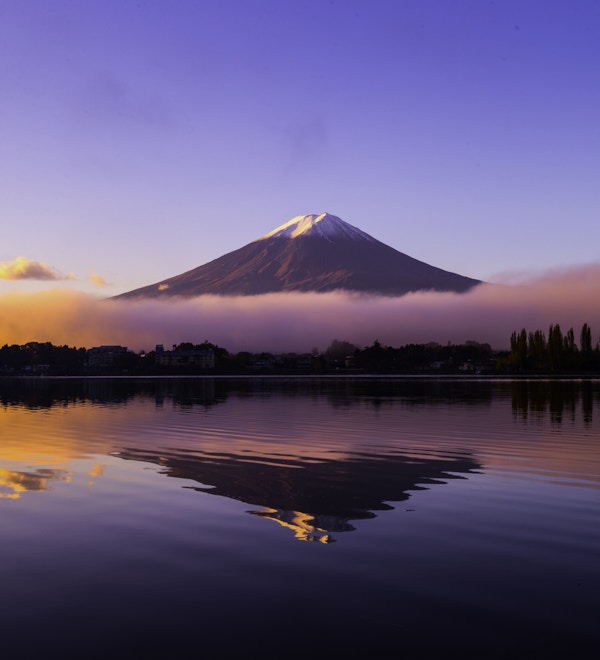 Fjellet Fuji på vintermorgen med refleksjon over innsjøen Kawaguchi, Japan