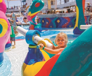 Barn leker i bassenger på cruiseskip.