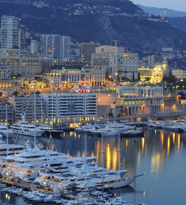 Havnen i Monaco om kvelden