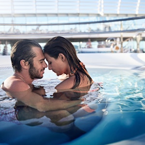 Par nyter tiden på cruise i boblebad på dekk