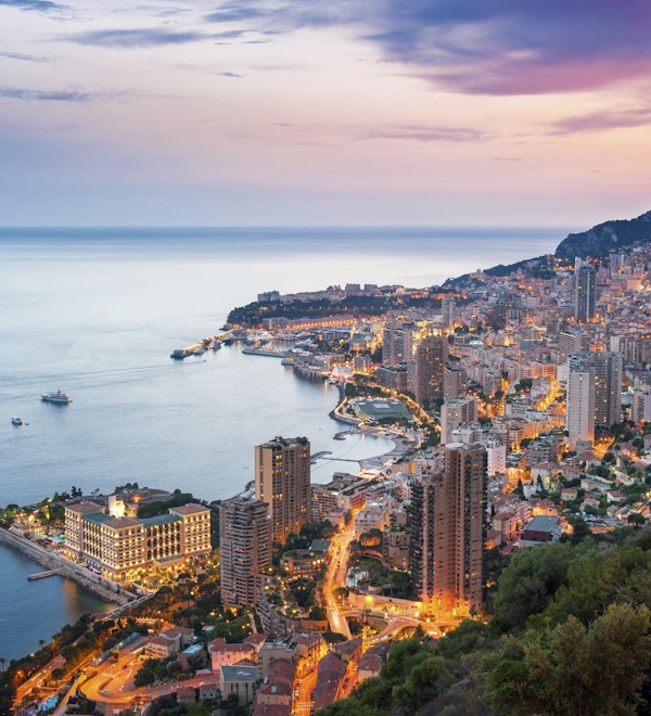 Utsikt over havnen i Monte Carlo om kvelden