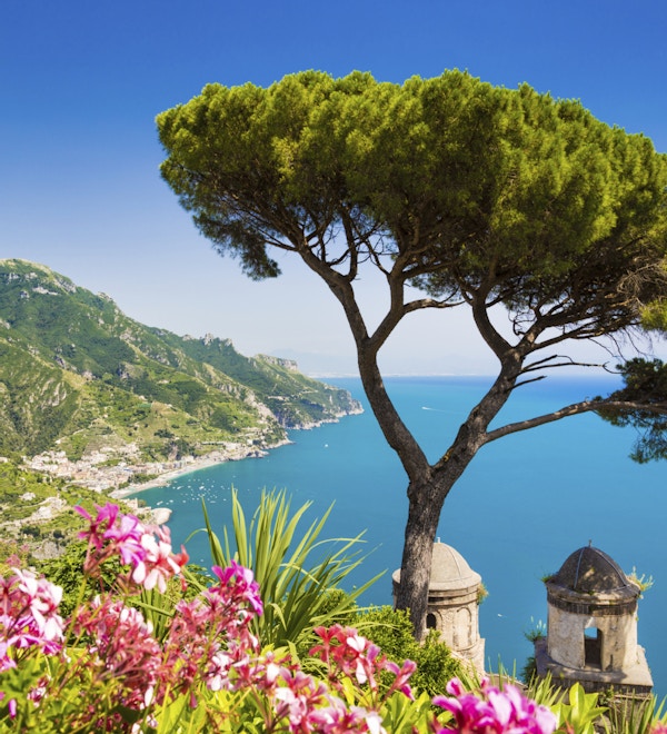 Naturskjønt bilde-postkort utsikt over den berømte Amalfikysten med Gulf of Salerno fra Villa Rufolo-hagene i Ravello, Campania, Italia